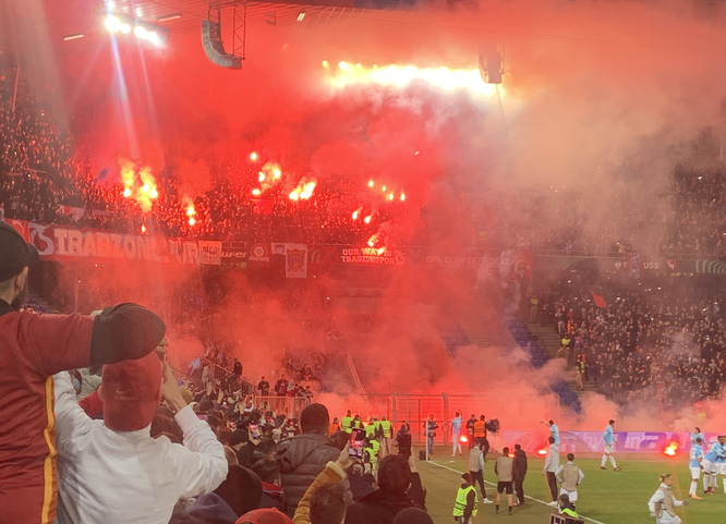 Atmosphäre wie bei einem Länderspiel: Türkische Fans feiern den vermeintlichen Ausgleich (Foto: R. Straumann)