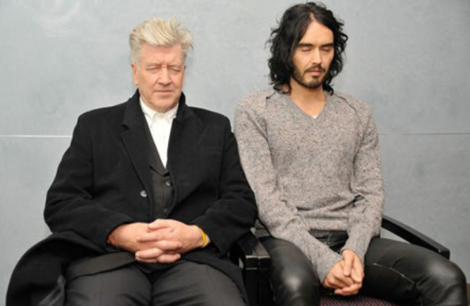 David Lynch und Russel Brand beim Ausüben der TM-Technik