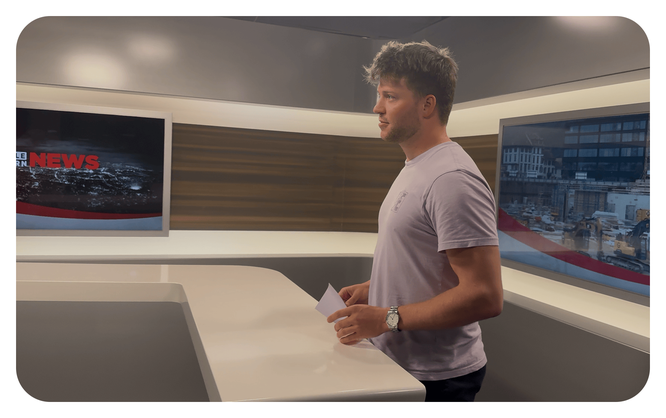 Normalerweise steht Marco Reusser in Schale hier im News-Studio von TeleBärn - Bild: Jugendreporter