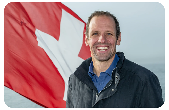 Jan Cermak, CEO der BLS-Schifffahrt, spricht über das neue Thunerseeschiff - Bild: Patric Spahni