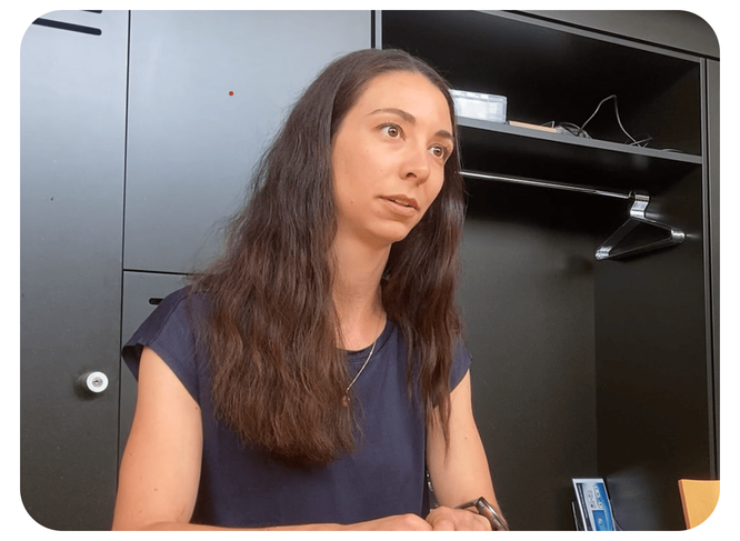 Marlis Luginbühl betreut bei der Energie Thun AG den Chatbot Tinu - Foto: Jugendreporter