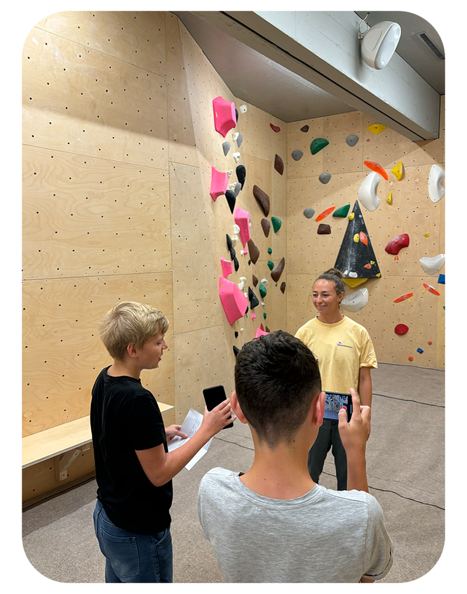 Vera Girod erklärt den Jugendreportern im Boulderkino die Regeln - Bild: Jugendreporter