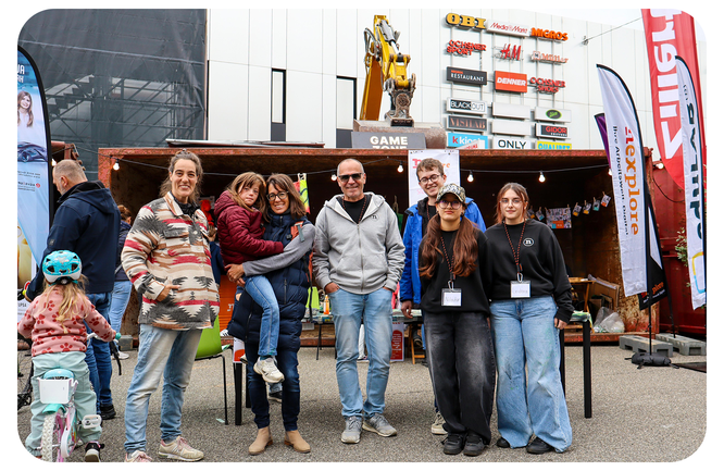 Sophie Bürgin (links), Daniel Aebersold (3.v.l.) und Damian Aebi (4.v.l.) vor ihrem Stand am Freestyle Roots - Bild: Colin Schär