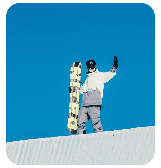 Gian Simmen ist auch heute noch ganz dynamisch unterwegs auf dem Snowboard - Bild: PD