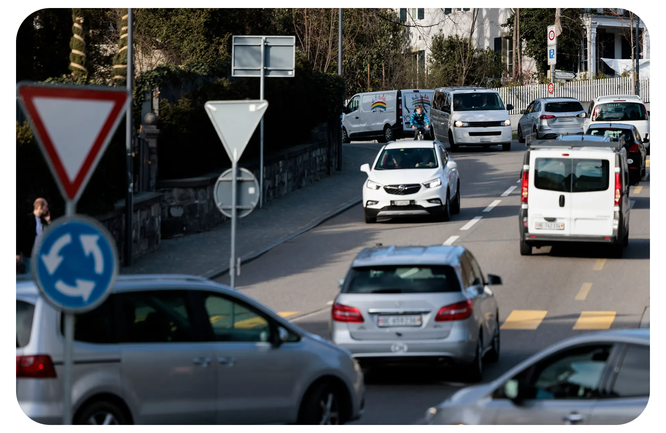 Stillstand: Am rechten Thunerseeufer staut sich der Verkehr - Bild: Christian Pfander