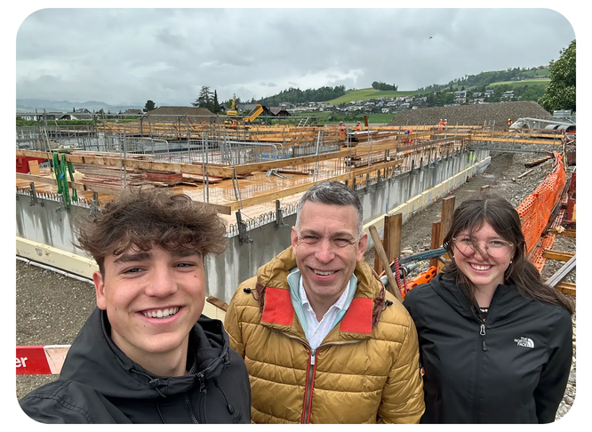 Gemeinderat Moser mit den beiden Jugendreportern Dario Stern und Lara Hofstetter - Bild: Jugendreporter