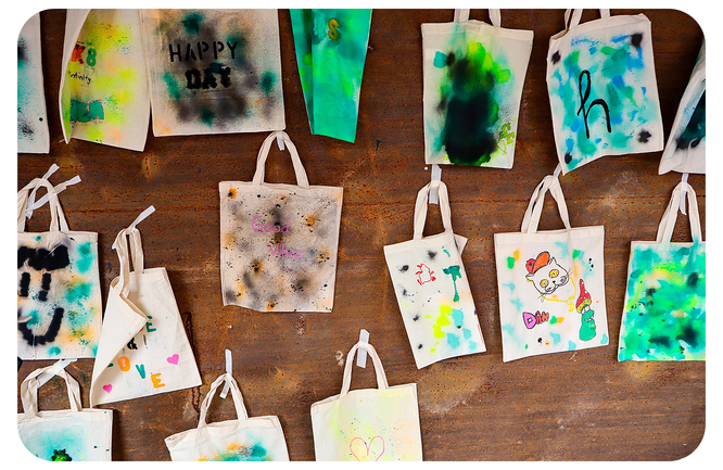 Kinder konnten am Stand unter anderem selber solche Handtaschen basteln - Bild: Colin Schär