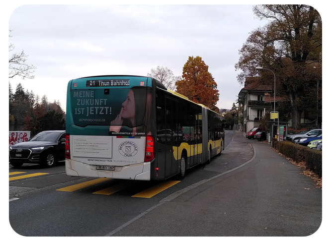 Nicht immer hat der Bus freie Fahrt am rechten Thunerseeufer - Bild: Gabriel Berger