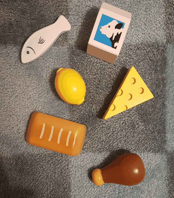 Spielzeug für Kinder: Lebensmittel für den Kaufmannsladen auf "amazon" gekauft.