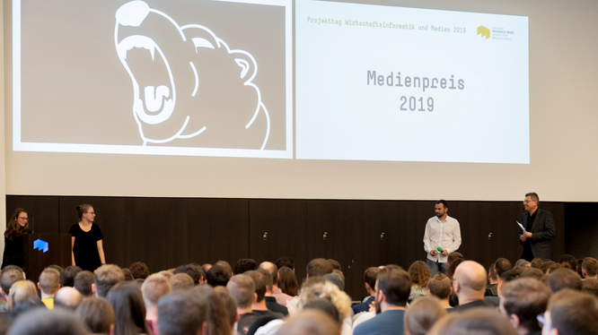 Sebastian Klein (2.v.r) stellt das (kurz darauf) preisgekrönte Projekt seiner Arbeitsgruppe vor. Foto: Nathalie Zimmermann.