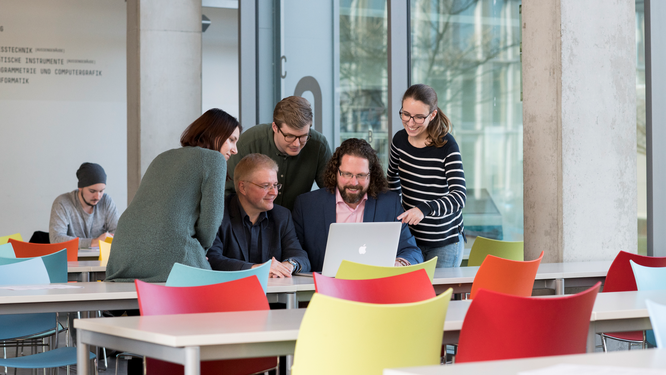 Die "Digital Media"-Studiengangsleiter Prof. Dr. Thomas Becker und Prof. Dr. Sven Pagel im Gespräch mit Studierenden (Foto: Hochschule Mainz)