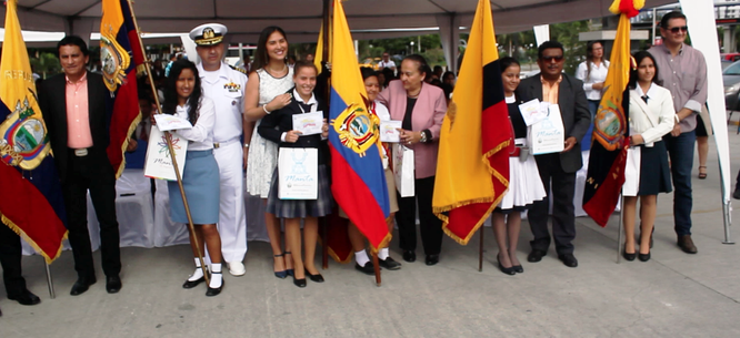 Abanderados de colegios premiados por la Administración municipal. Manta, Ecuador.