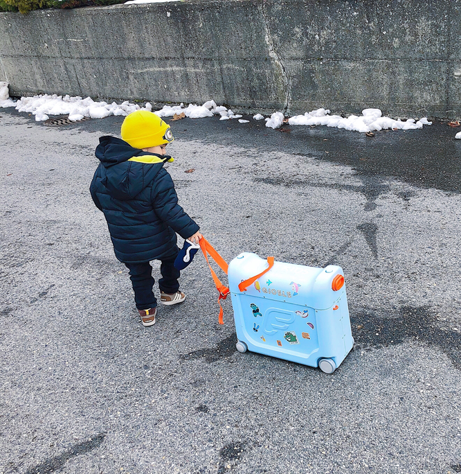 Gioele durfte seine BedbBox von Stokke mit seinen Lieblings-Spielzeuge füllen. Mehr Infos dazu folgen.