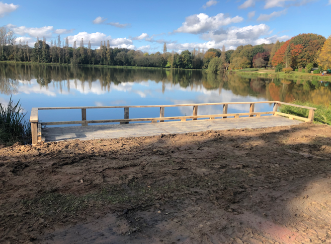 Poste de pêche pour personne à mobilité réduite à l’étang de la Rosaie