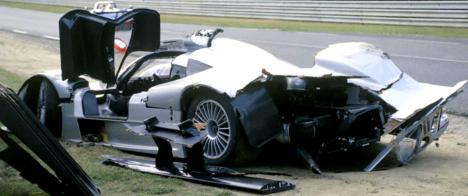 Épave de la CLR N°4 - Mark Webber : après le second envol lors des essais du samedi matin avant les Mulsanne.