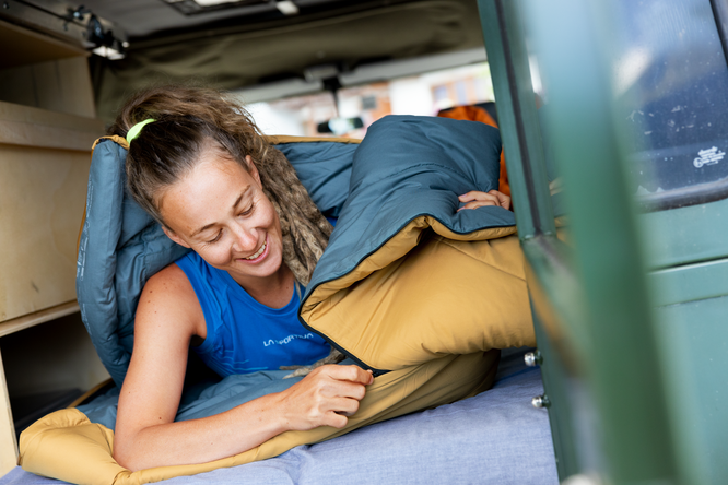 Dank der 360° Verteilung der  High-Loft Hollowfibre-Füllung und dem kuschelig weichen Innenbezug aus Baumwoll-Mischgewebe herrscht ein angenehmes  Wärmeklima im Orbit SQ Deckenschlafsack von deuter