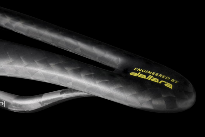 Selle Italia bringt den neuen Full-Carbon-Sattel SLR Boost Tekno Superflow auf den Markt, der von Dallara entwickelt und von Fabian Cancellara getestet wurde.