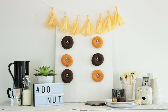 Bild: DIY Donut/Bagel Wall, mit dieser Schritt-für-Schritt Anleitung Mit dieser Schritt-für-Schritt Anleitung machst Du eine eigene Donut/Bagel Wand für die Hochzeit oder jede andere Party als Deko, von www.partystories.de!