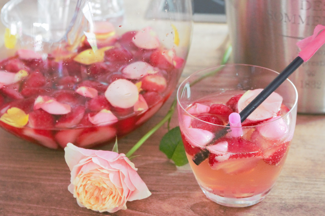 Bild: Trendgetränk Bowle: Ein einfaches Grundrezept für erfrischende Bowle mit Früchten, Sekt, Champagner, Wein und Rosen. Perfekt für Parties und Hochzeiten, gefunden auf www.partystories.de