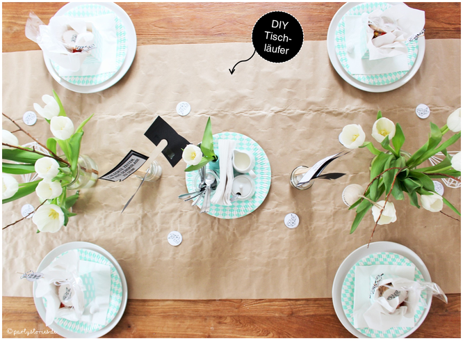 Bild: DIY Ideen für den gedeckten Tisch, Geschenkpapier als Tischläufer, Osterdeko, gefunden auf Partystories.de