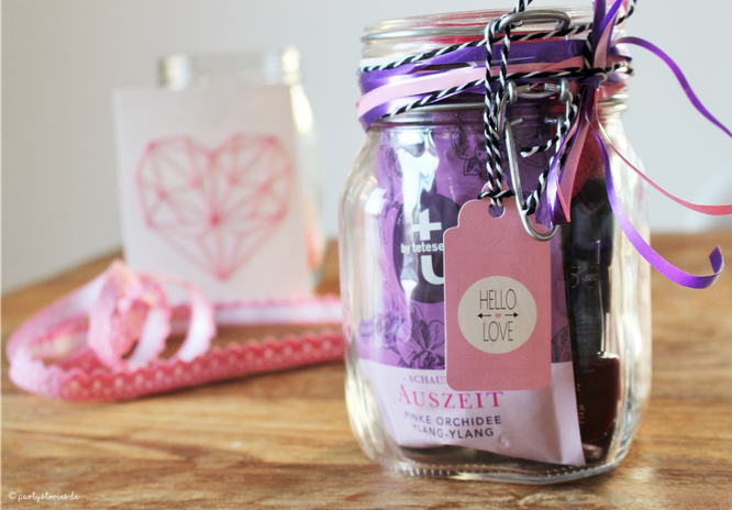 Bild: DIY Geschenkidee Wellness im Glas, ein schnelles last-minute Geschenk zum Entspannen, als Geburtstagsgeschenk, zum neuen Jahr, dem JGA, der Hochzeit oder einfach mal so, gefunden auf Partystories.de