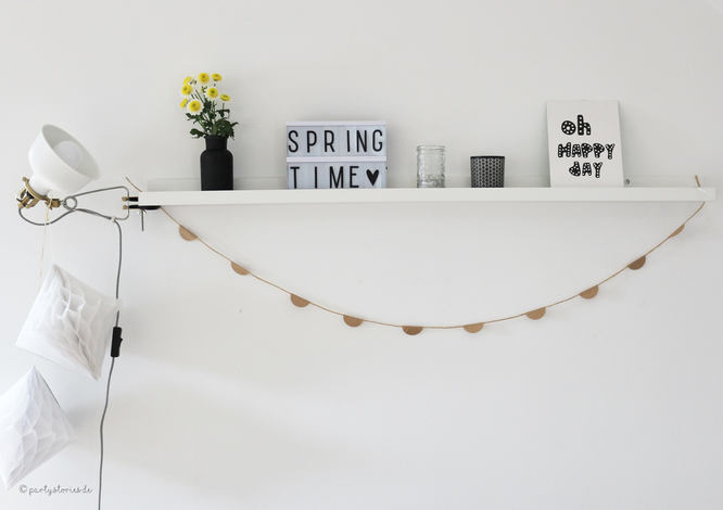 Bild: DIY Girlande, Partygirlande, Girlande selber machen, Partygirlande mit Stickern, Anleitung, gefunden auf Partystories, miomodo