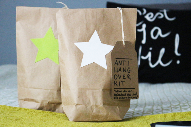 Bild: Feiern ohne Katerstimmung - DIY Geschenk Anti Hangover Kit, eine schnelle Geschenkidee zum JGA, der Hochzeit, an Silvester oder als Gastgeschenk zum selber machen, gefunden auf www.Partystories.de