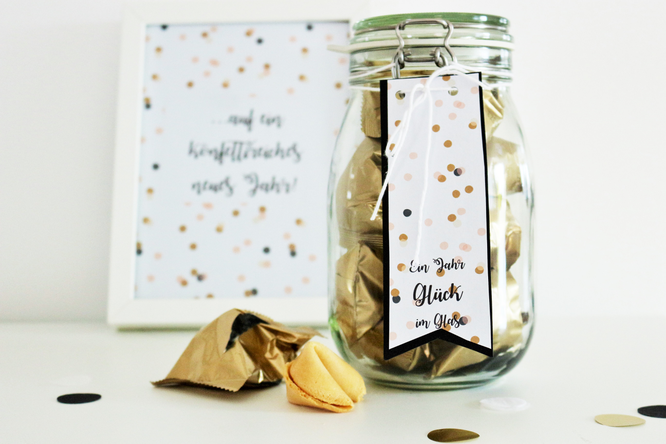 Bild: DIY Geschenkidee, ein Jahr Glück im Glas, HEMA Glückskekse, gefunden auf Partystories.de