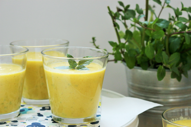 Bild: Schnelles und einfaches Rezept für eine leckere Mango-Kokosmilch Creme als Dessert, perfekt als Nachtisch für jede Party, vegan und laktosefrei, von www.partystories.de