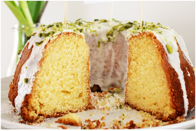 Bild: Eierlikör Kuchen Rezept, dieser einfache Eierlikör-Gugelhupf schmeckt besonders gut im Frühling und an Ostern; gefunden auf www.partystories.de