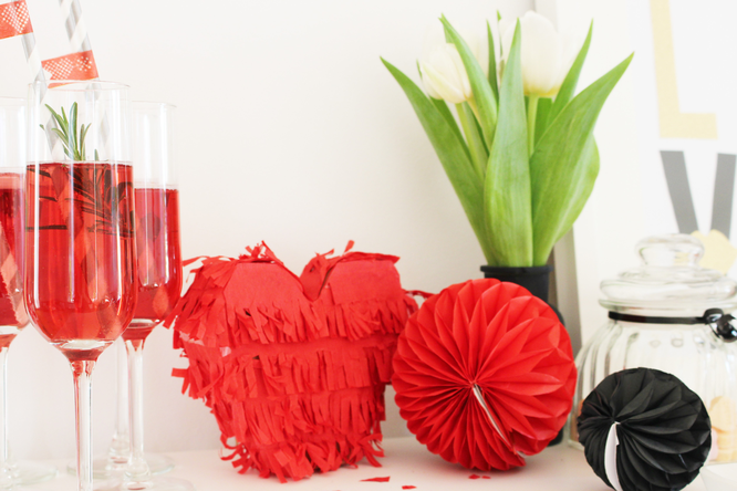Bild: Pinata selber machen, Anleitung DIY Herz Pinata, gefunden auf Partystories.de