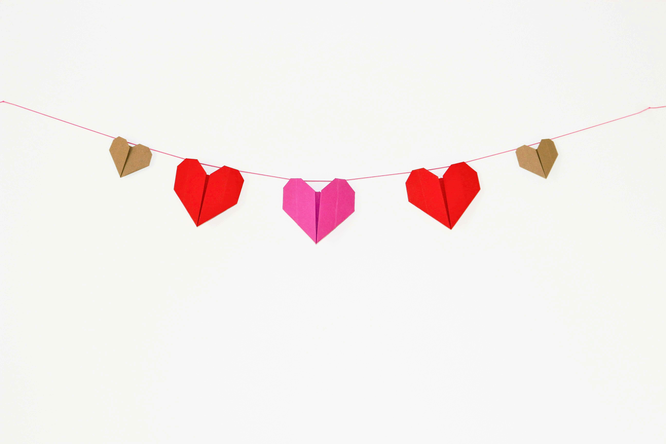 Bild: DIY Origami Herzen zum Valentinstag oder die Hochzeit, als Girlande, Kuchentopper oder Geschenkanhänger, mit Bastelvorlage von Partystories.de