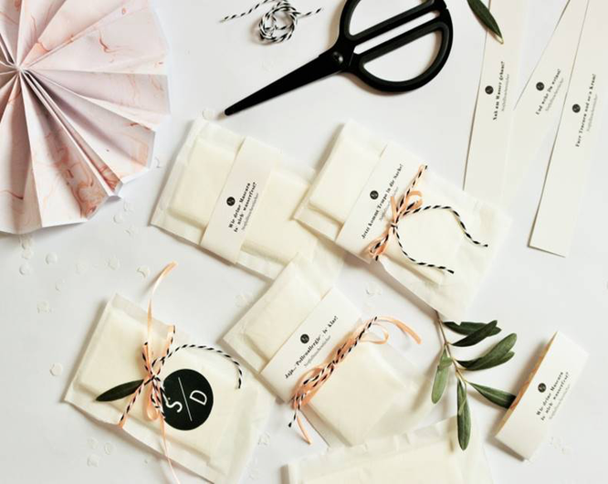 Bild: DIY Freudentränen Taschentücher für die Hochzeit oder Party selber machen: Schnell, günstig, individuell und kreativ mit Teefilter und Banderolen, inklusive Freebie Printable für Banderolen Bastelvorlage, gefunden auf www.partystories.de