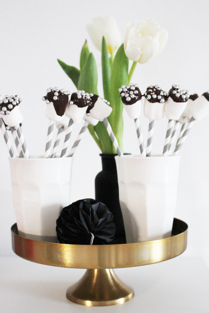 Bild: easy-peasy Rezept für leckere Marshmallow Pops, gefunden auf Partytories.de