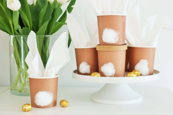 Bild: DIY Ostergeschenk aus Pappbechern, eine schnelle Geschenkidee zum selber machen für Ostern aus Pappbechern, Watte und Servietten von Partystories.de