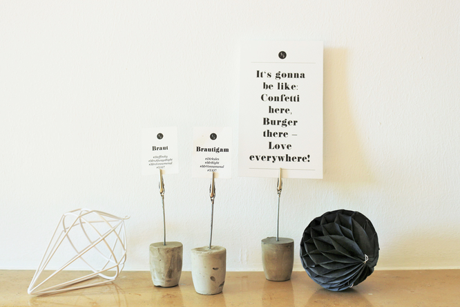Bild: DIY Halter aus Beton für die Hochzeit oder eine Party: Perfekt zum selber machen, als Gastgeschenk oder Ständer für Namensschilder, Tischnummern, Candybar und Sweet Table. Anleitung und viele weitere kreative DIY Ideen gibt's auf www.partystories.de