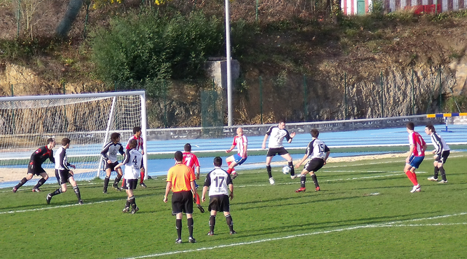 Imagen del último enfrentamiento entre Laudio y Salvatierra en Ellakuri. Fue en la temporada 2009-10 en 3ª División y venció el Laudio con un solitario gol de Silas.