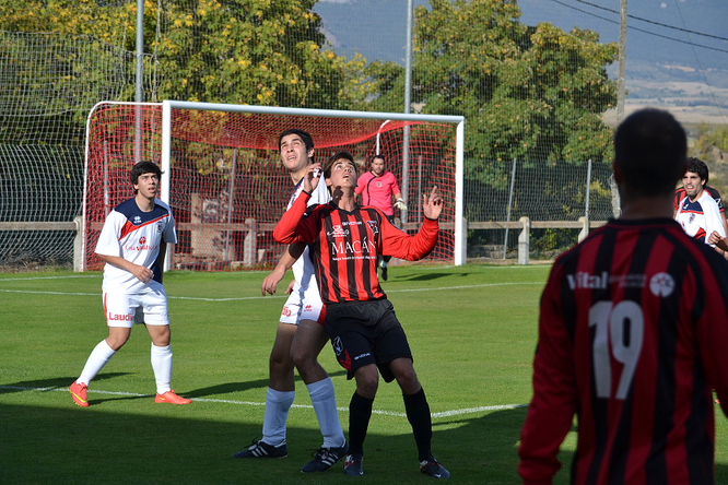 Imagen del partido de la primera vuelta que terminó con derrota del Laudio por 2-1.