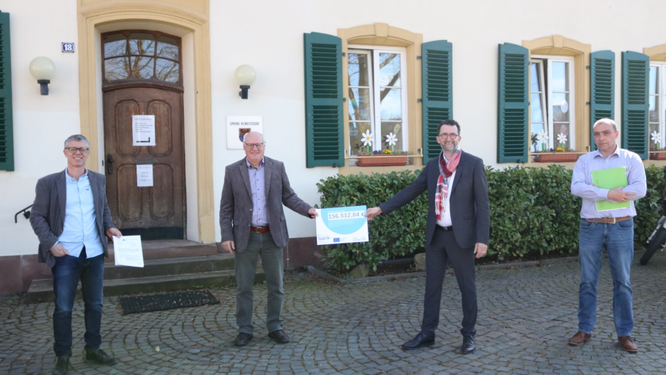 Vor dem Rathaus in Kleinblittersdorf wurde der Zuwendungsbescheid überreicht. Foto: MUV_Scheibner,