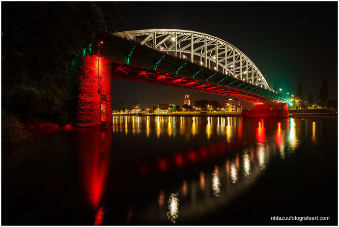 Arnhemse Rijnbrug 'John Frostbrug' in diverse kleuren