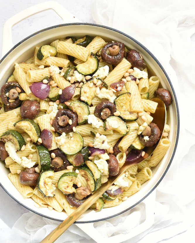 mediterrane Sommerpasta mit Zucchini, Pilzen und Zwiebeln sowie Mozzarella und Pinienkernen, schmeckt warm, lauwarm und kalt, Thermomix, Airfryer