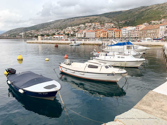 Hafen von Senj mit Wohnmobil durch Kroatien