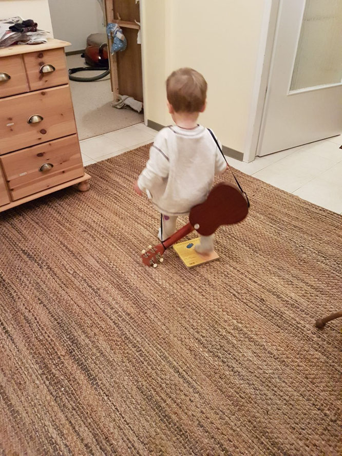 Kleinkind mit Gitarre auf dem Rücken: Kita-Eingewöhnung aus Vatersicht auf Mama-Blog Patschehand.de