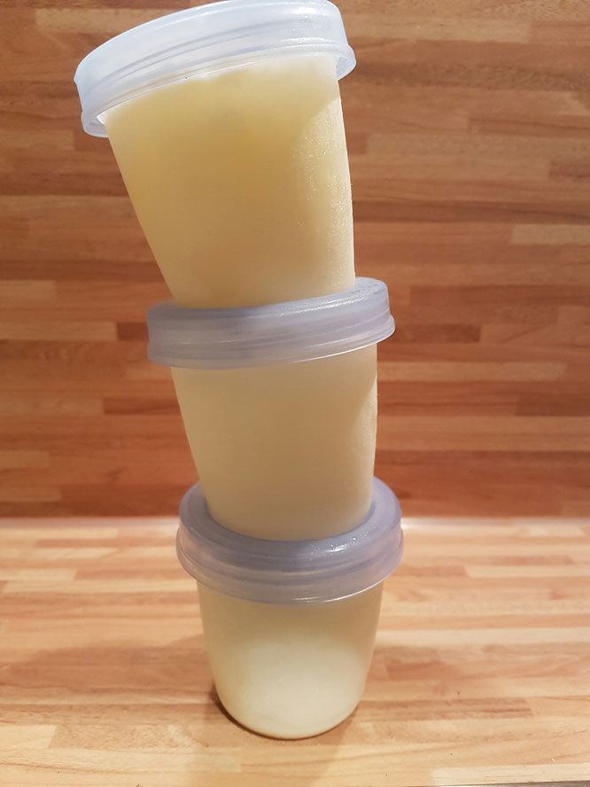 Abgepumpte Muttermilch zum Einfrieren und Lagern