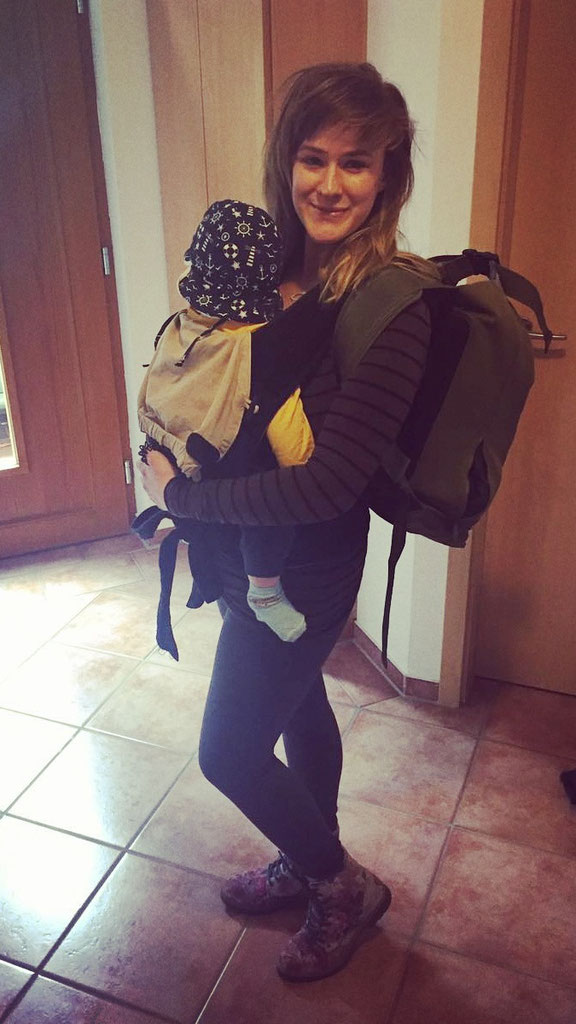 Entspannter durch den Baby-Alltag ohne Windel? Mama trägt ihr Windelfrei-Baby im Urlaub.