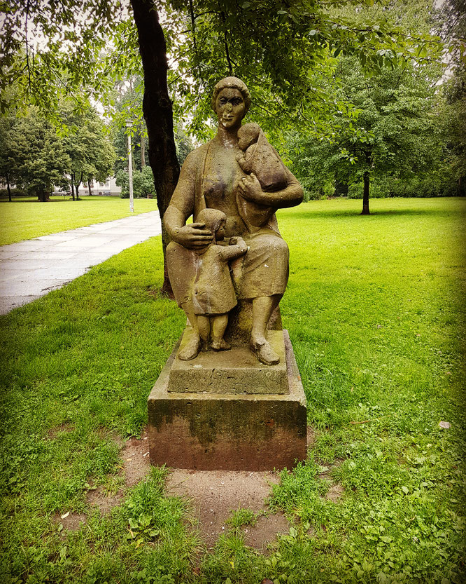 Statue einer Mutter in Berlin-Friedrichshain: Mama-Blog Patschehand.de