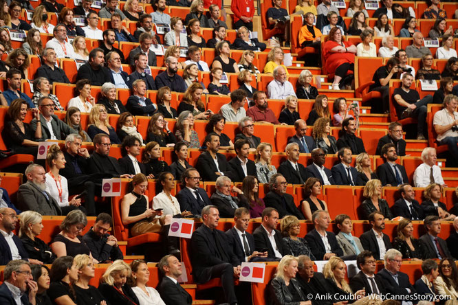 Les personnalités présentes, lors de la cérémonie de remise du Prix Lumière 2022, à Tim Burton