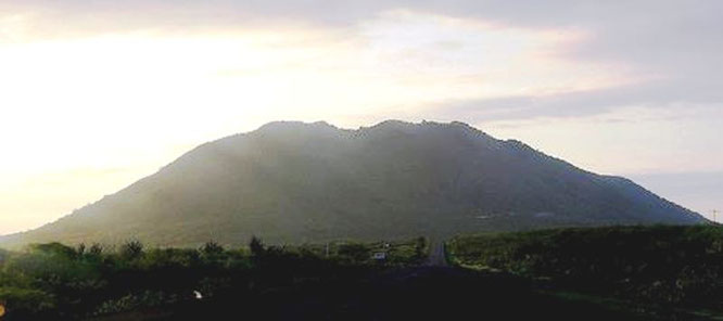 El imponente cerro en cuya falda se halla la ciudad y el Centro Cívico Ciudad Alfaro. Montecristi, Ecuador.