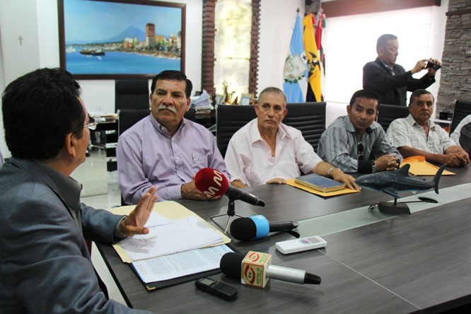 El alcalde de Manta dialoga con algunos directivos de la Federación de Transportistas Urbanos de Manta (Fetum). Manta, Ecuador.
