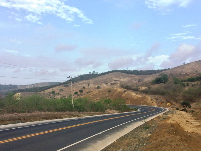 Curva en un tramo de la recién reconstruida vía San Antonio - La Margarita - San Vicente. Manabí, Ecuador.
